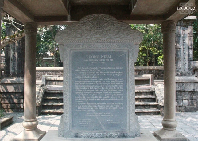 Văn bia tưởng niệm cố Trưởng lão Hòa thượng Thích Trí Thủ do Trưởng lão Hòa thượng Thích Thiện Siêu ghi Văn bia tưởng niệm cố Trưởng lão Hòa thượng Thích Trí Thủ do Trưởng lão Hòa thượng Thích Thiện Siêu ghi