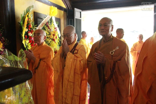 Chư tôn giáo phẩm nhất tâm cầu nguyện Chư tôn giáo phẩm nhất tâm cầu nguyện