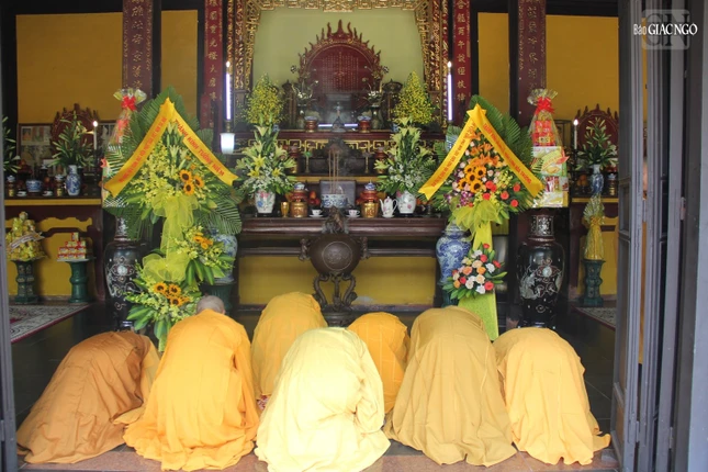 Thành kính ảnh lễ bậc tôn túc có đóng góp to lớn đối với Phật giáo Thành kính ảnh lễ bậc tôn túc có đóng góp to lớn đối với Phật giáo