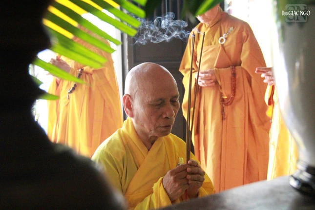 Trưởng lão Hòa thượng Thích Giác Quang niêm hương tưởng niệm Trưởng lão Hòa thượng Thích Giác Quang niêm hương tưởng niệm