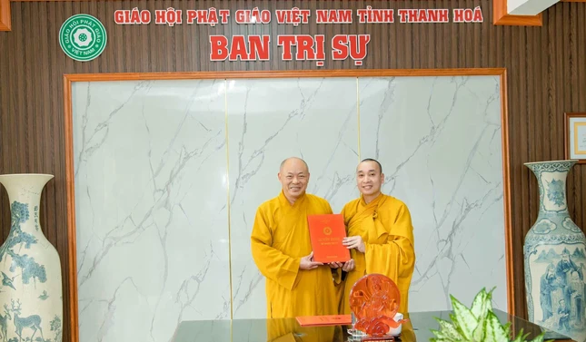 Trao quyết định bổ nhiệm trụ trì chùa Hoằng Môn đến Đại đức Thích Nguyên Phúc