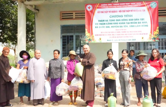 Đoàn trao quà đến đồng bào dân tộc tại buôn Đạ Nha