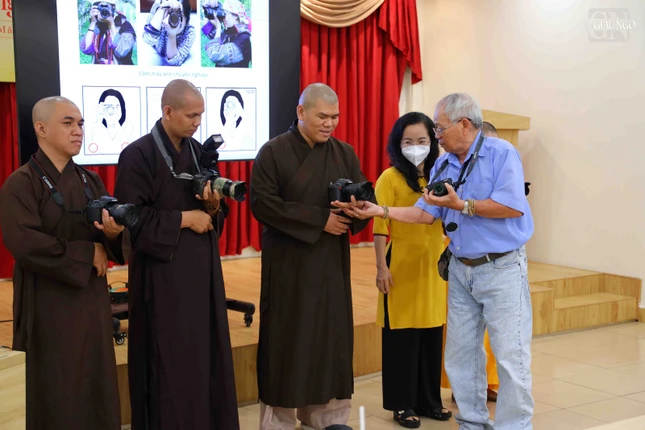 Hướng dẫn học viên cách cầm máy ảnh Hướng dẫn học viên cách cầm máy ảnh