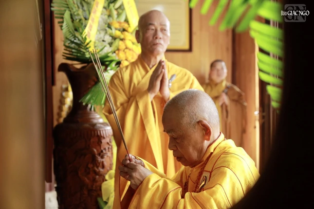 Trưởng lão Hòa thượng Thích Đức Thanh niêm hương tưởng niệm