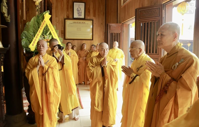 Chư tôn Hòa thượng Hội đồng Trị sự đảnh lễ