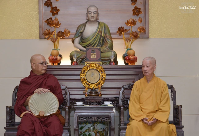 Đức Pháp chủ GHPGVN đáp từ trong buổi gặp mặt.Về việc nhà trường tặng bằng Tiến sĩ danh dự đến Đức Pháp chủ GHPGVN, ngài nói: "Tôi rất cảm ơn nhã ý của quý Hòa thượng. Bây giờ tôi đã lớn tuổi nên mong muốn quý Hoà thượng tặng bằng danh dự đó cho những vị trẻ hơn để họ có cơ hội làm việc và cống hiến tốt hơn cho Đạo pháp".