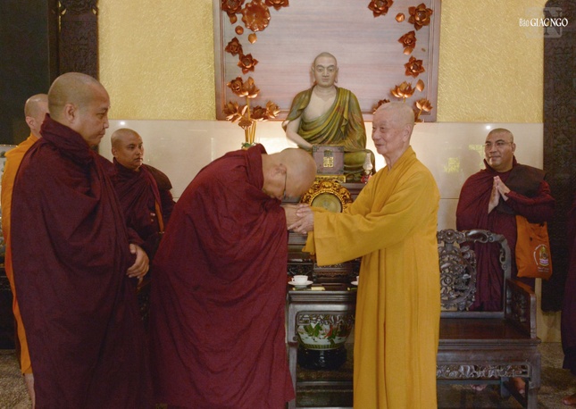 Hoà thượng Chekinda bày tỏ sự kính trọng đối với bậc niên cao lạp trưởng trong truyền thống Phật giáo