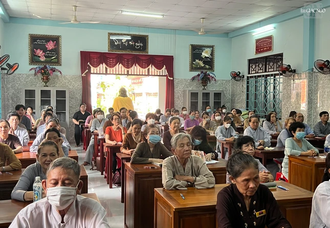 Đông đảo Phật tử các độ tuổi tham dự cuộc thi Đông đảo Phật tử các độ tuổi tham dự cuộc thi