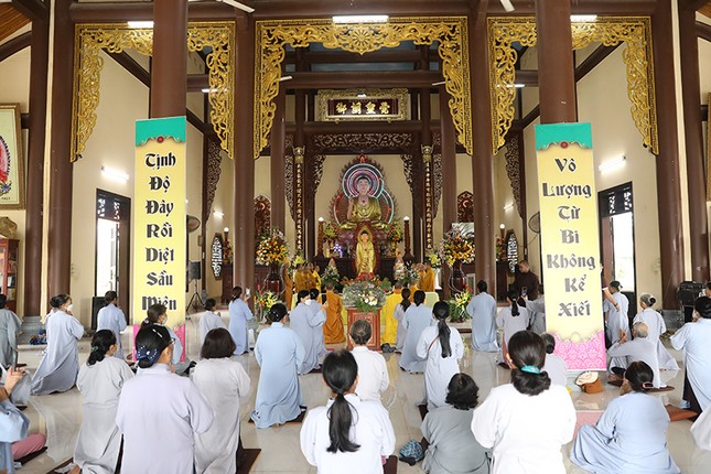 Khóa lễ cầu nguyện tại chánh điện chùa Đạo Nguyên