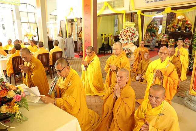 Thượng tọa Thích Viên Tánh dâng lời tác bạch