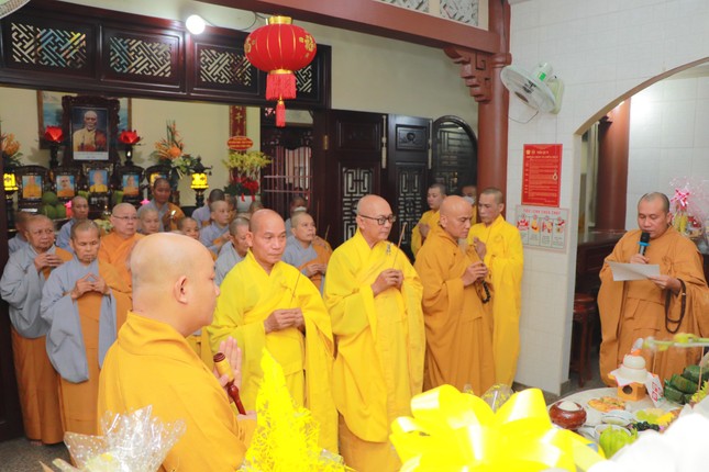 Chư tôn đức dâng hương tưởng niệm