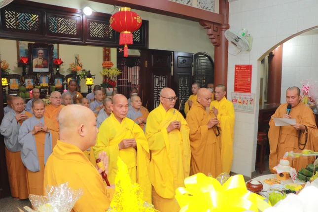 Chư tôn đức dâng hương tưởng niệm