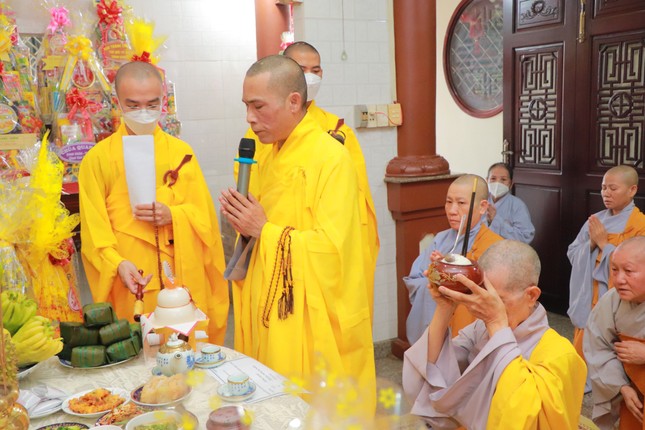 Dâng phạn thực cúng dường