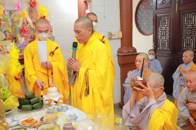 Dâng phạn thực cúng dường