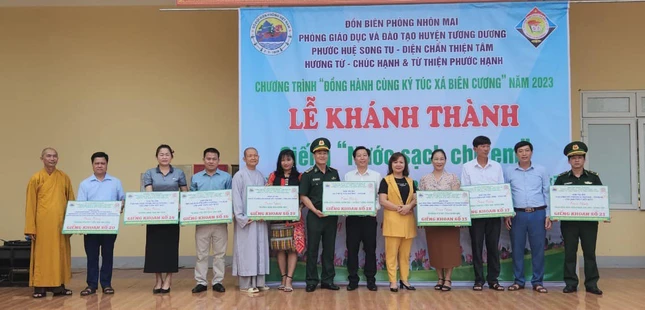 Trao bảng tượng trưng bàn giao công trình giếng khoan "Nước sạch cho em" tại các điểm trường