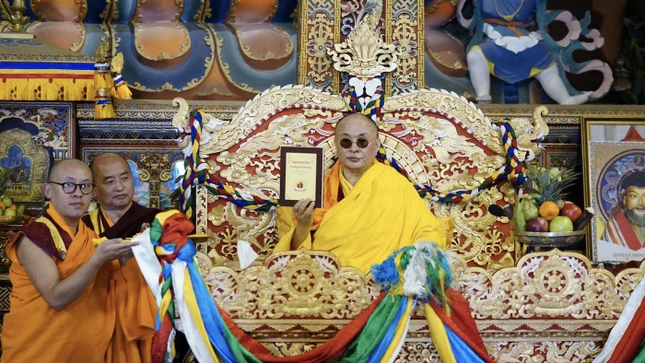 Đức Je Khenpo cũng ra mắt cuốn sách có tựa đề The Essence of the Teachings of Accomplished Vidhyadharas