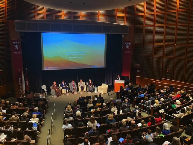 Diễn giả Frank Hu trình bày về nghiên cứu chánh niệm hiện nay - Ảnh: Harvard Magazine Diễn giả Frank Hu trình bày về nghiên cứu chánh niệm hiện nay - Ảnh: Harvard Magazine