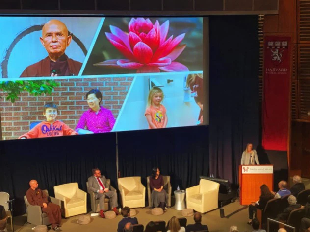 Diễn giả Alia Crum đang trình bày về chánh niệm trong liệu pháp miễn dịch đường uống trị dị ứng. Hình ảnh thiền sư Thích Nhất Hạnh xuất hiện ở góc trái của slide trình bày - Ảnh: Harvard Magazine Diễn giả Alia Crum đang trình bày về chánh niệm trong liệu pháp miễn dịch đường uống trị dị ứng. Hình ảnh thiền sư Thích Nhất Hạnh xuất hiện ở góc trái của slide trình bày - Ảnh: Harvard Magazine