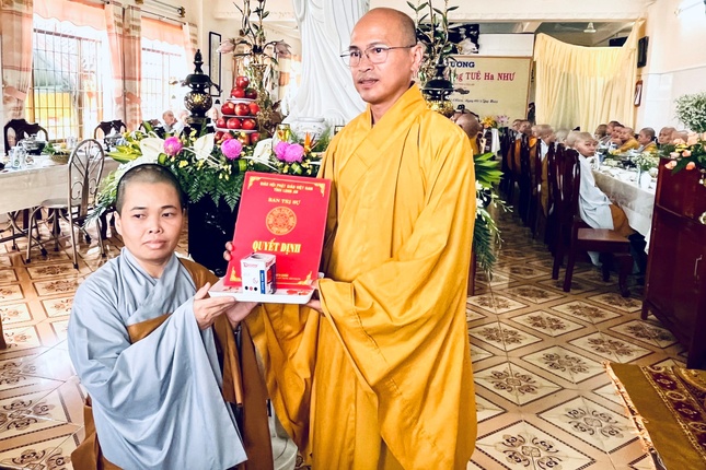 Thượng toạ Thích Lệ Trí trao quyết định bổ nhiệm trụ trì chùa Vĩnh Phong đến Sư cô Thích nữ Chơn Bảo