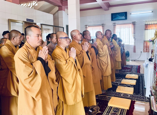 Chư tôn đức thắp hương cầu nguyện