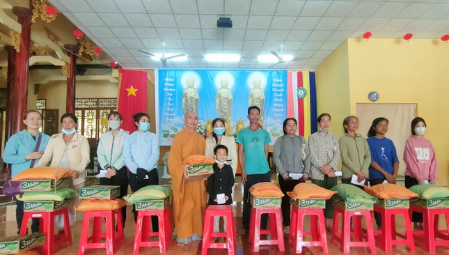 Đại đức Thích Tâm Trí tận tay trao quà đến người dân