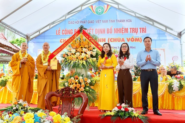 Lãnh đạo UBND TP.Thanh Hóa tặng hoa chúc mừng