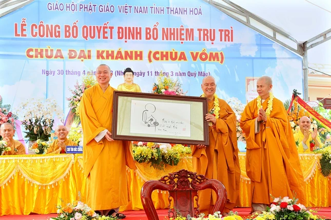 Thượng tọa Thích Tâm Đức tặng quà chúc mừng đến Đại đức tân trụ trì chùa Đại Khánh