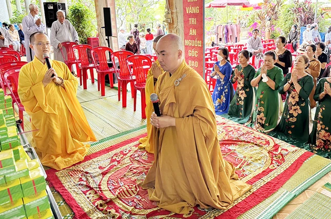 Đại đức Thích Quảng Hậu cùng Phật tử chùa Phước Ân thành kính tưởng niệm tôn sư Đại đức Thích Quảng Hậu cùng Phật tử chùa Phước Ân thành kính tưởng niệm tôn sư