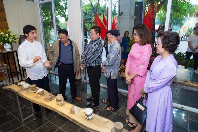 Nguyễn Trường Sơn chia sẻ về Gốm Bụt với khách tham quan triển lãm - Ảnh: GB