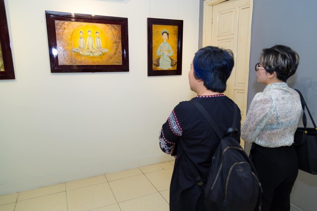 Nhiều người thưởng lãm các tác phẩm của Sơn bày tỏ hoan hỷ vì dòng gốm kết hợp nghề truyền thống với triết lý đạo Phật vào chế tác từng sản phẩm - Ảnh: GB