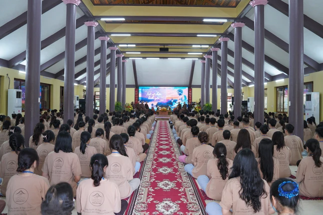 Gần 300 học sinh, sinh viên tham dự khóa tu