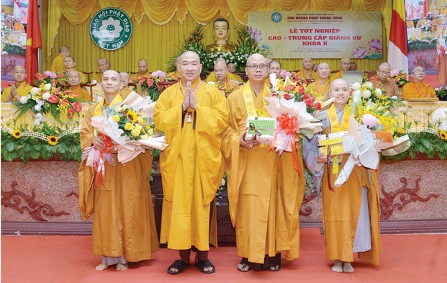 Thượng tọa Thích Phước Nguyên trao tặng quà đến 3 vị thủ khoa - Ảnh: Bảo Toàn