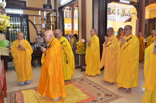 Chư tôn đức thắp hương tưởng niệm