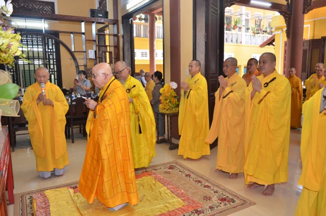 Chư tôn đức thắp hương tưởng niệm