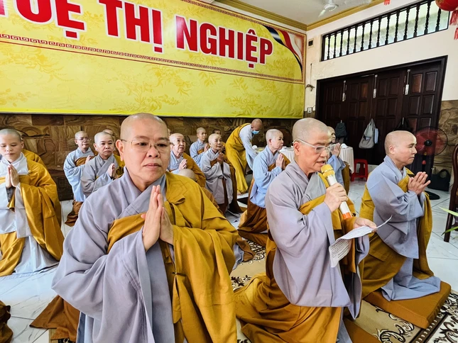 Đại diện môn đồ pháp quyến tác bạch cúng dường