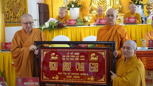 Ban Trị sự GHPGVN Q.6 tặng quà chúc mừng