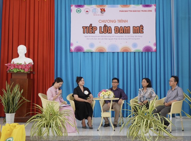 Khách mời giao lưu chia sẻ kinh nghiệm học tập và chọn ngành nghề thích hợp