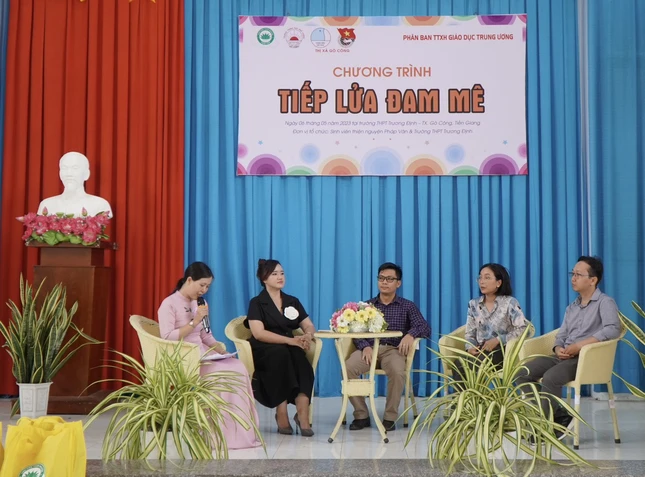 Khách mời giao lưu chia sẻ kinh nghiệm học tập và chọn ngành nghề thích hợp