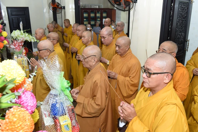 Chư tôn giáo phẩm thắp hương tưởng niệm Chư tôn giáo phẩm thắp hương tưởng niệm