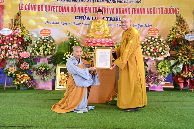 Hòa thượng Thích Quảng Tùng trao quyết định bổ nhiệm trụ trì chùa Linh Triều đến Sư cô Thích nữ Tịnh Nguyện Hòa thượng Thích Quảng Tùng trao quyết định bổ nhiệm trụ trì chùa Linh Triều đến Sư cô Thích nữ Tịnh Nguyện