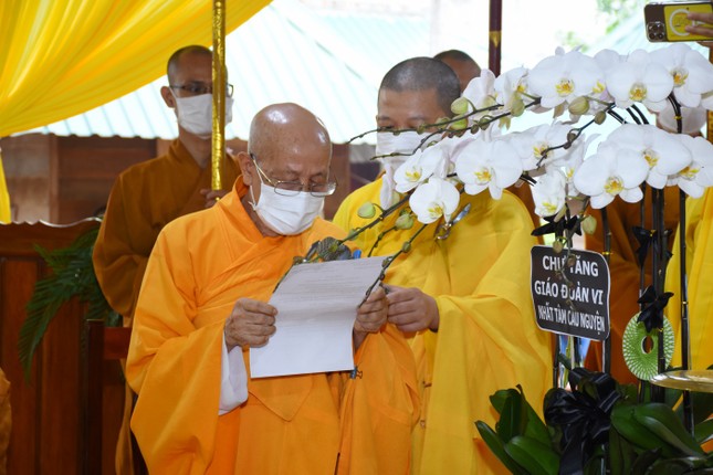 Hòa thượng Thích Minh Trí tuyên đọc quyết định của TƯGH Hòa thượng Thích Minh Trí tuyên đọc quyết định của TƯGH