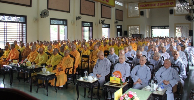 Chư tôn đức Tăng Ni tham dự hội nghị