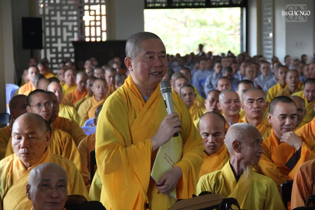 Chư Tăng đóng góp ý kiến