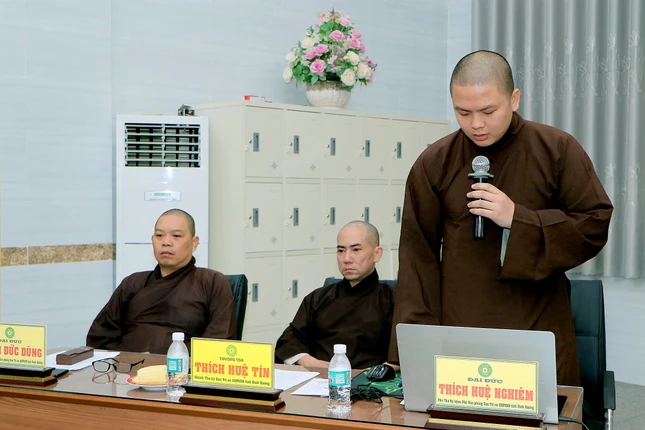 Đại diện Ban Thư ký trình kế hoạch tổ chức Đại lễ Phật đản của Phật giáo tỉnh Bình Dương Đại diện Ban Thư ký trình kế hoạch tổ chức Đại lễ Phật đản của Phật giáo tỉnh Bình Dương