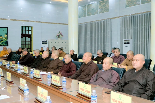 Chư Tăng tham dự phiên họp Chư Tăng tham dự phiên họp