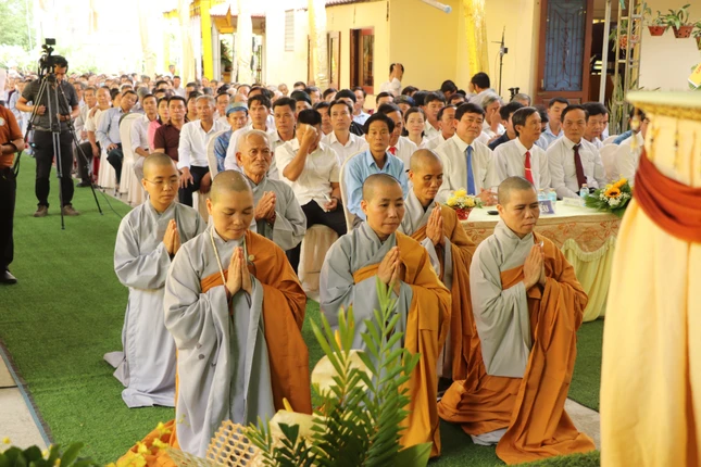 Sư cô Thích nữ Quảng Nhã dâng lời phát nguyện