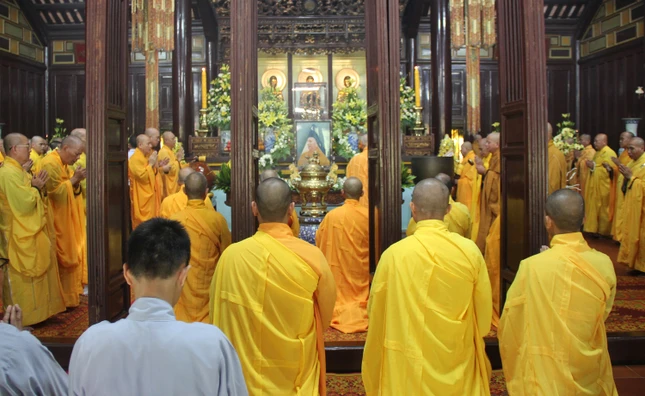 Lễ cúng ngọ tại chánh điện chùa Thiên Mụ