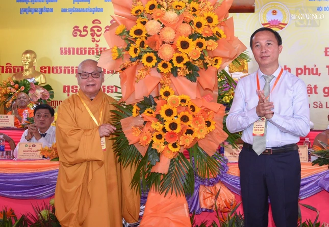 Ban Tôn giáo Chính phủ tặng hoa chúc mừng