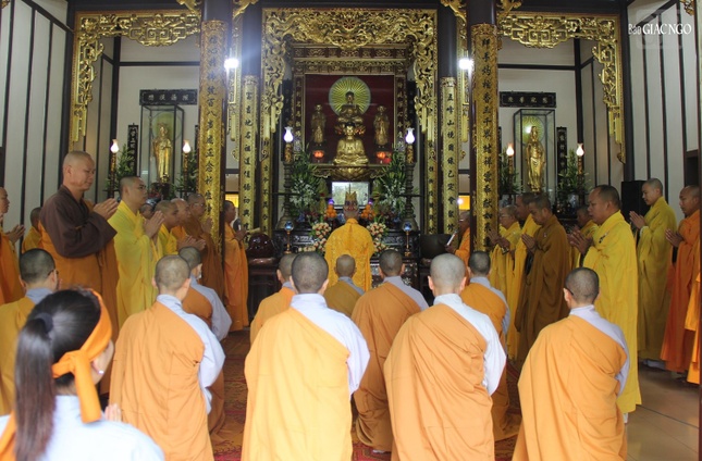 Lễ cúng ngọ tại chánh điện chùa Diệu Viên