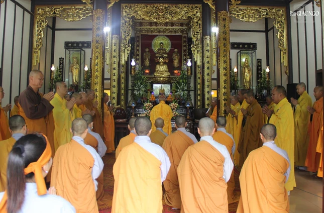 Lễ cúng ngọ tại chánh điện chùa Diệu Viên